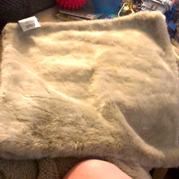 🎉4 for $20 Thro Faux Fur Pillow Cover, 22”x22” - Picture 1 of 5